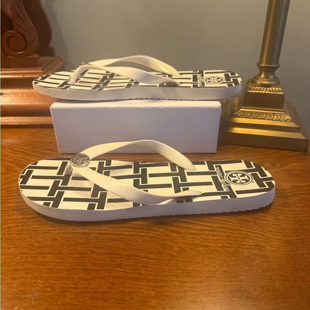Tory Burch Black and White Flip Flops w/ Silver Hardware Size 9 - Picture 8 of 11